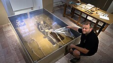 Archeolog Michal Beránek při instalaci výstavy nazvané Smrt pohledem...