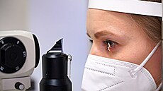 Unikátní nitrooní oka pomáhá i lidem, kteí se bez brýlí neobeli