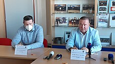 Policisté Radovan Vojta (vpravo) s kolegou objasňují zásah proti muži, který...