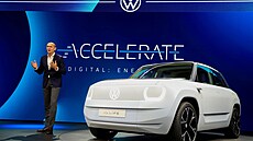 Ralf Brandstaetter, éf pedstavenstva znaky Volkswagen, pedstavuje malý...