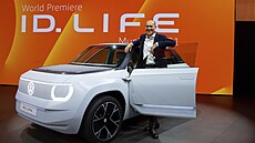 Ralf Brandstaetter, šéf představenstva značky Volkswagen, představuje malý...