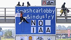 Aktivisté se snaží narušit zahájení autosalonu IAA Mobility v Mnichově.