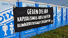 Klimatičtí a levicoví aktivisté, kteří protestující v Mnichově proti...