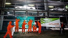 Environmentální aktivisté ze skupiny ATTAC posprejovali výlohu dealerství znaky v Mercedes na protest proti veletrhu IAA Mobility.