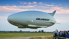 Sto metr� dlouhá vzducholo� Airlander 10 vyu�ívá pro sv�j let helium. Díky...