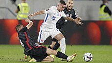 Slovenský úto�ník Róbert Mak se sna�í vyhnout skluzu Matea Kova�i�e z...