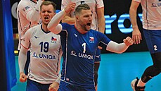 Volejbalisté Luboš Bartůněk (vlevo) a Milan Moník slaví vítězný bod.