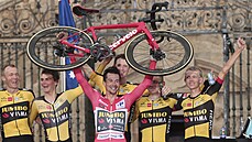 Primo� Rogli� slaví s týmovými kolegy celkové vít�zství na Vuelt�.