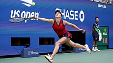 Ukrajinská tenistka Elina Svitolinová dobíhá za míkem ve tvrtfinále US Open...