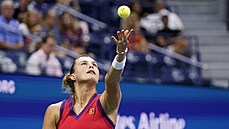 Bloruska Aryna Sabalenková si ve tvrtfinále US Open nadhazuje míek na podání.