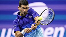 Srbský tenista Novak Djokovi ve tvrtfinále US Open