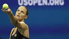eská tenistka Karolína Plíková podává ve tvrtfinále US Open.
