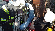 Muž se při přelézání plotu napíchl na hrot, vyprostili jej hasiči. (4. září...
