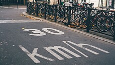 Paříž tento týden zavedla přísný rychlostní limit 30 km/h.