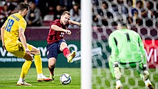 eský fotbalista Matj Vydra zakonuje bhem pípravného utkání s Ukrajinou.