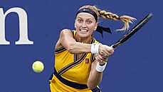 Petra Kvitová hraje bekhend v prvním kole US Open.