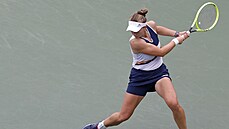 Barbora Krejíková hraje forhend na US Open. 