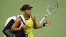 Japonka Naomi Ósakaová zklaman opoutí kurt po vyazení ve tetím kole US Open.