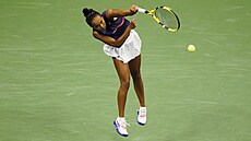 Kanaanka Leylah Fernandezová podává ve tetím kole US Open.