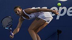 Karolína Plíšková se snaží odehrát míč ve třetím kole US Open.