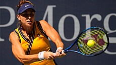 výcarka Belinda Bencicová hraje bekhend ve tvrtfinále US Open.