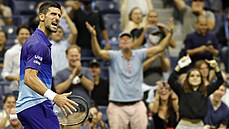 Srb Novak Djokovi slaví postup do semifinále US Open.