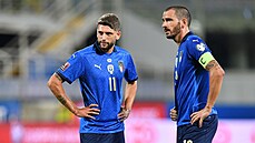 Domenico Berardi a Leonardo Bonucci (Itálie) se radí.