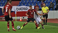 Michal Sadílek z Česka přebírá balon v zápase s Běloruskem.