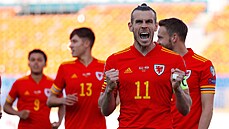 Gareth Bale (Wales) slaví první ze tří branek, které dal v utkání s Běloruskem.