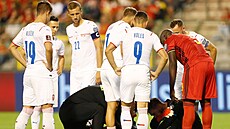 Čeští fotbalisté se sklánějí nad brankářem Tomášem Vaclíkem, kterému šlápl na...