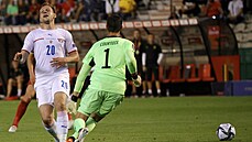 Matj Vydra probíhá okolo belgického gólmana Thibauta Courtoise, který se mu...