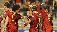Eden Hazard (uprost�ed) se raduje ze svého gólu proti �esku s belgickými...