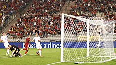 Eden Hazard (Belgie) skóruje v utkání proti Česku.