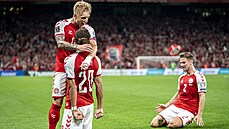 Dánská radost po gólu Yussufa Poulsena (č. 20). Objímá ho Daniel Wass.