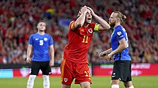 Gareth Bale (Wales) lituje zahozené šance v utkání s Estonskem.