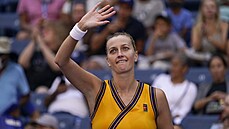 Petra Kvitová zdraví fanouky po vítzství ve druhém kole US Open.