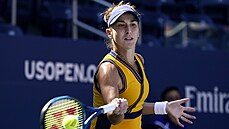 výcarka Belinda Bencicová returnuje bhem osmifinále US Open.