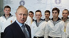 Ruský prezident Vladimir Putin se studenty námořní akademie ve Vladivostoku....