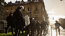 Slovinská policie zasahuje p�i protivládních protestech. (11. �ervna 2021)