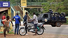 V guinejské metropoli Konakry projíždějí vojáci. (5. září 2021)