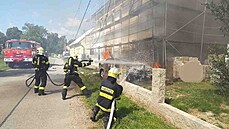 Profesionální i dobrovolní hasi�i zasahovali u po�áru auta, které v Radim��i na...
