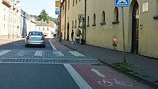 ervené jízdní cyklopruhy se podle radnice v Moravské Tebové z dopravního...