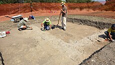 Na ploe 6 krát 6 metr probíhá i standardní archeologický odkryv.
