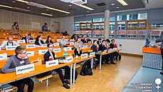 P�ípravná setkání probíhají na p�d� Vysoké �koly ekonomické v Praze.