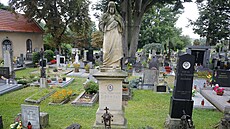Náhrobek opatený sochou Krista se na pibyslavském hbitov vymyká vem...
