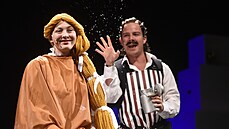Sára Venclovská v roli paní správcové Mary�ky a Michal Kraus jako holi� a...
