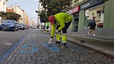 Ve Sladkovského ulici dlníci zapustili senzory pod vechna parkovací místa.