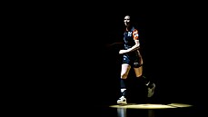 Házenká�ka Iveta Kore�ová z Mostu p�i nástupu na palubovku p�ed zápasem 1. kola...