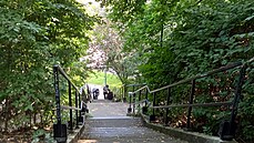 Obávané schodit v parku Mrázovka. Bývá tu runo.