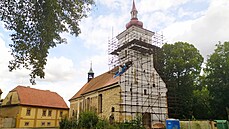 Opravovaná věž kostela sv. Šimona a Judy v Lenešicích na Lounsku brzy dostane...